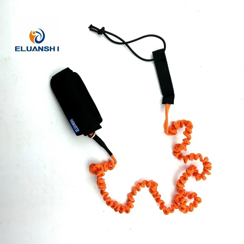 Una correa de tablero de surf en espiral y negro diseñada para facilitar el accesorio y la flexibilidad