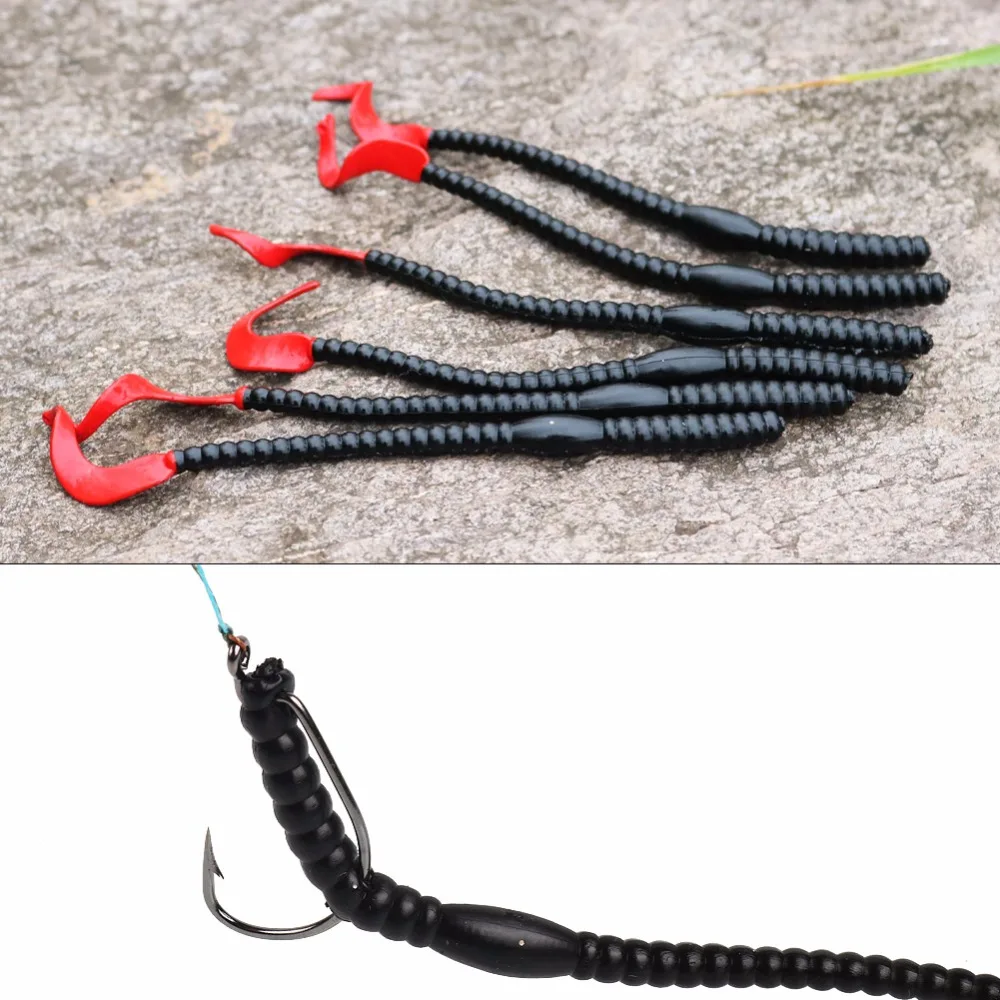 Un montón de señuelos de pesca negro y rojo