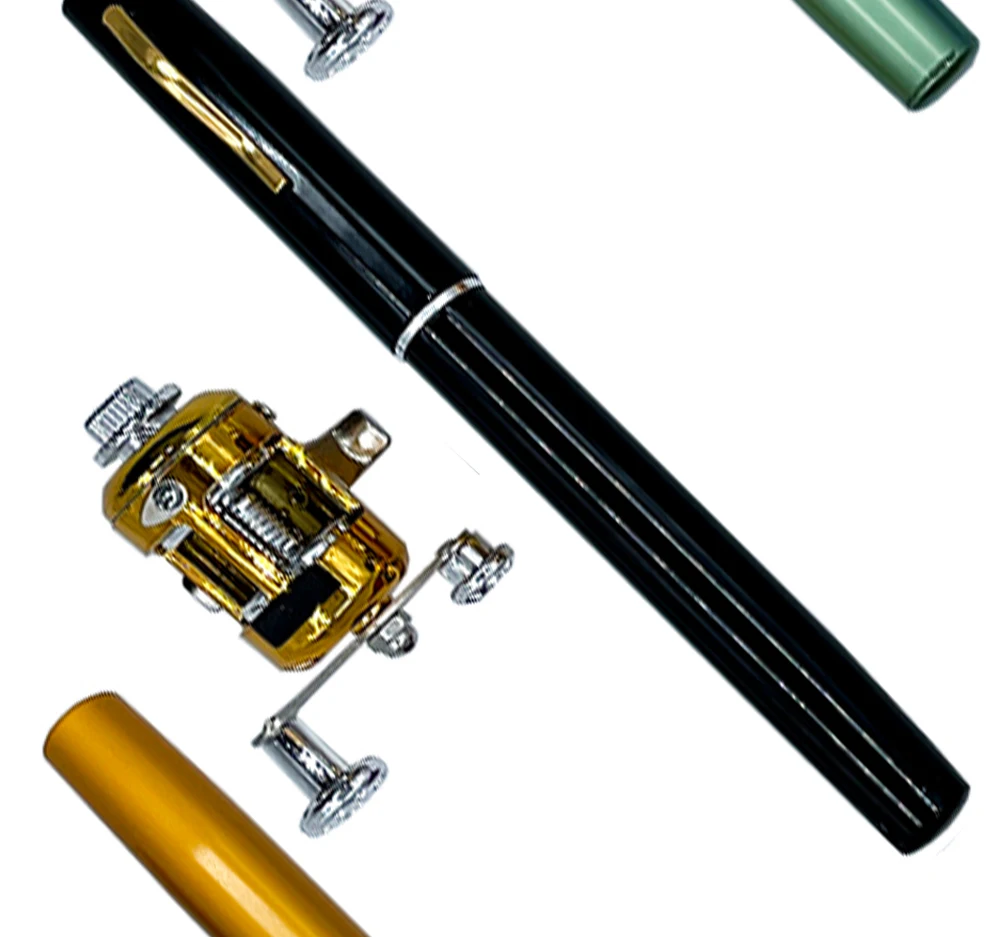 Pluma estilográfica con cuerpo negro y plumín dorado. El bolígrafo está parcialmente desmontado, quedando a la vista el cartucho de tinta o el convertidor. También hay un depósito de tinta o saco de tinta de color dorado, que forma parte del mecanismo interno del bolígrafo que contiene la tinta.