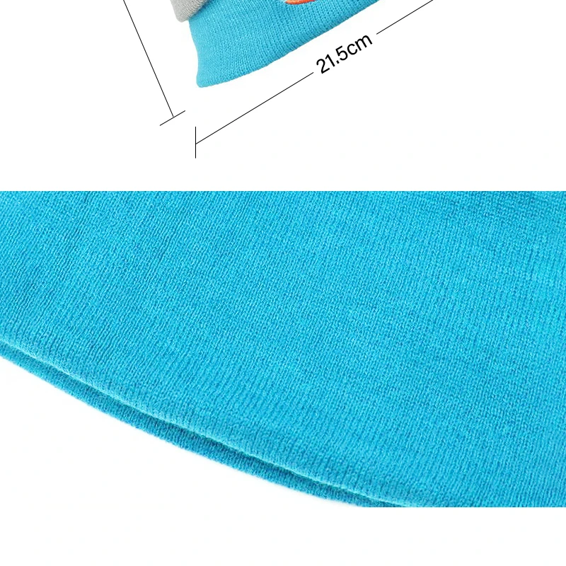 Gorro de punto elegante en azul vibrante perfecto para ropa de invierno