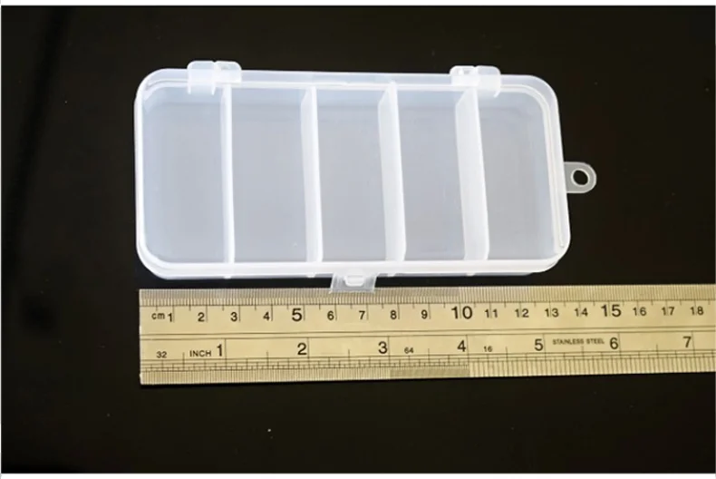 Un recipiente de plástico con una regla al lado