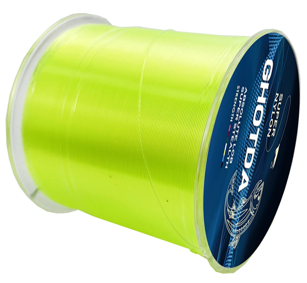 Un carrete de hilo de pescar. Parece ser una marca de hilo de pescar llamada Ghost, que probablemente sea un tipo de hilo de fluorocarbono, conocido por su invisibilidad bajo el agua. El carrete está etiquetado con el nombre de la marca y posiblemente algunas especificaciones o características de la línea.