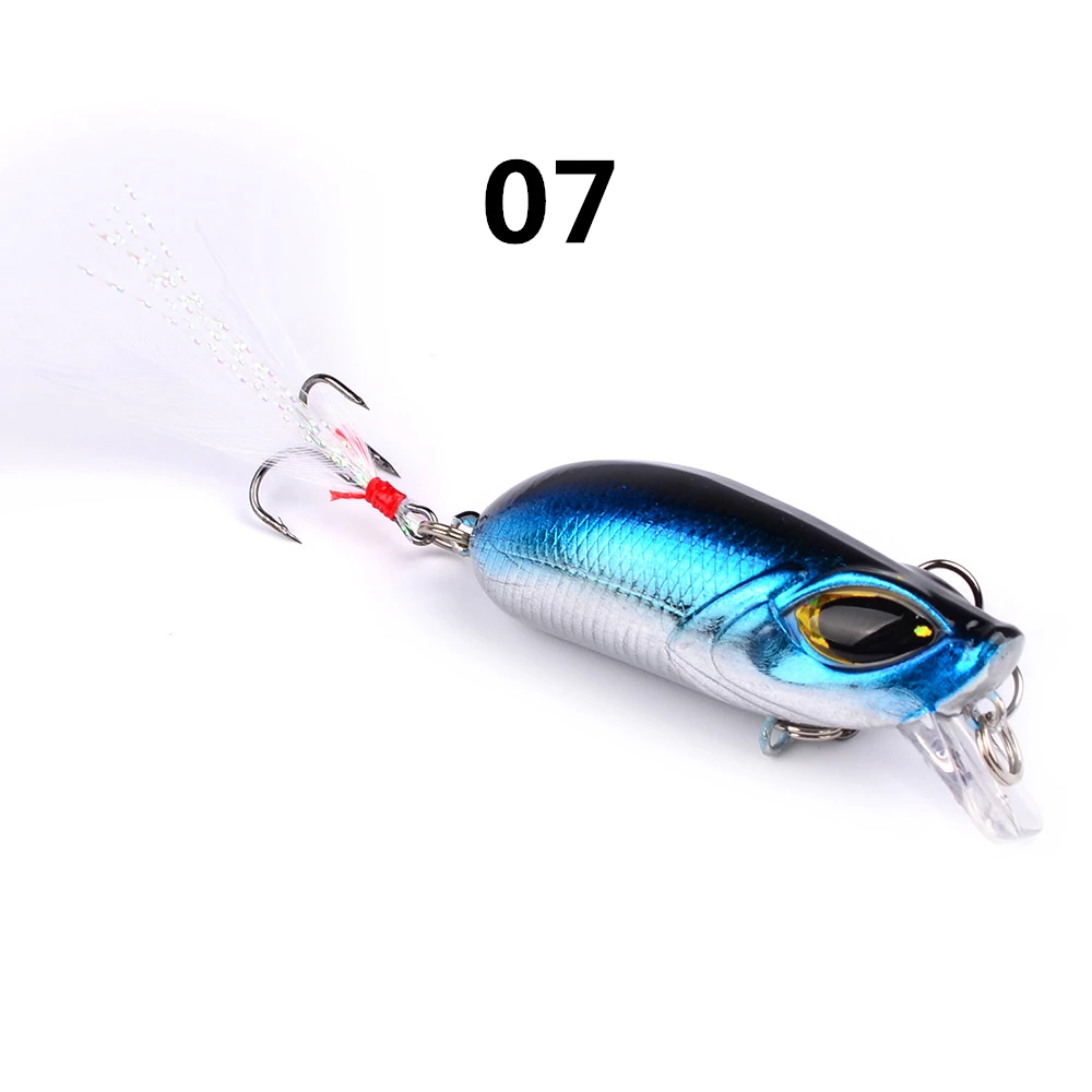 Un señuelo de pescado azul y plateado con un gancho rojo