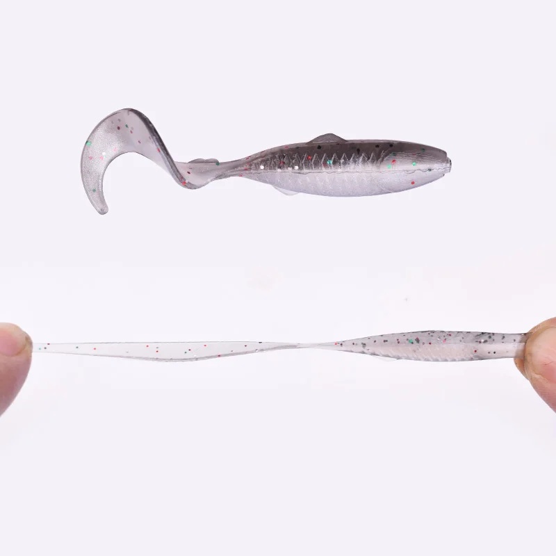 Un material transparente y flexible al que se le ha dado forma de pez. Parece ser un tipo de silicona o una sustancia similar que se puede moldear en varias formas.