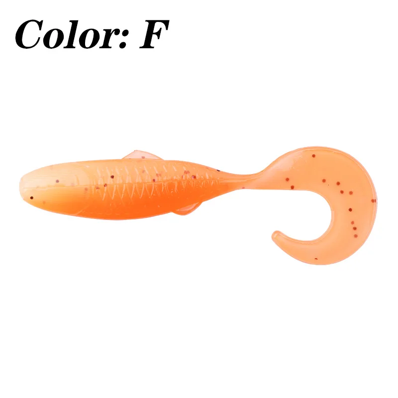 Un señuelo de pesca, concretamente un cebo de plástico blando diseñado para parecerse a un pez. Está etiquetado como Color: F, que probablemente se refiere al código de color utilizado por el fabricante para identificar el color específico del señuelo.