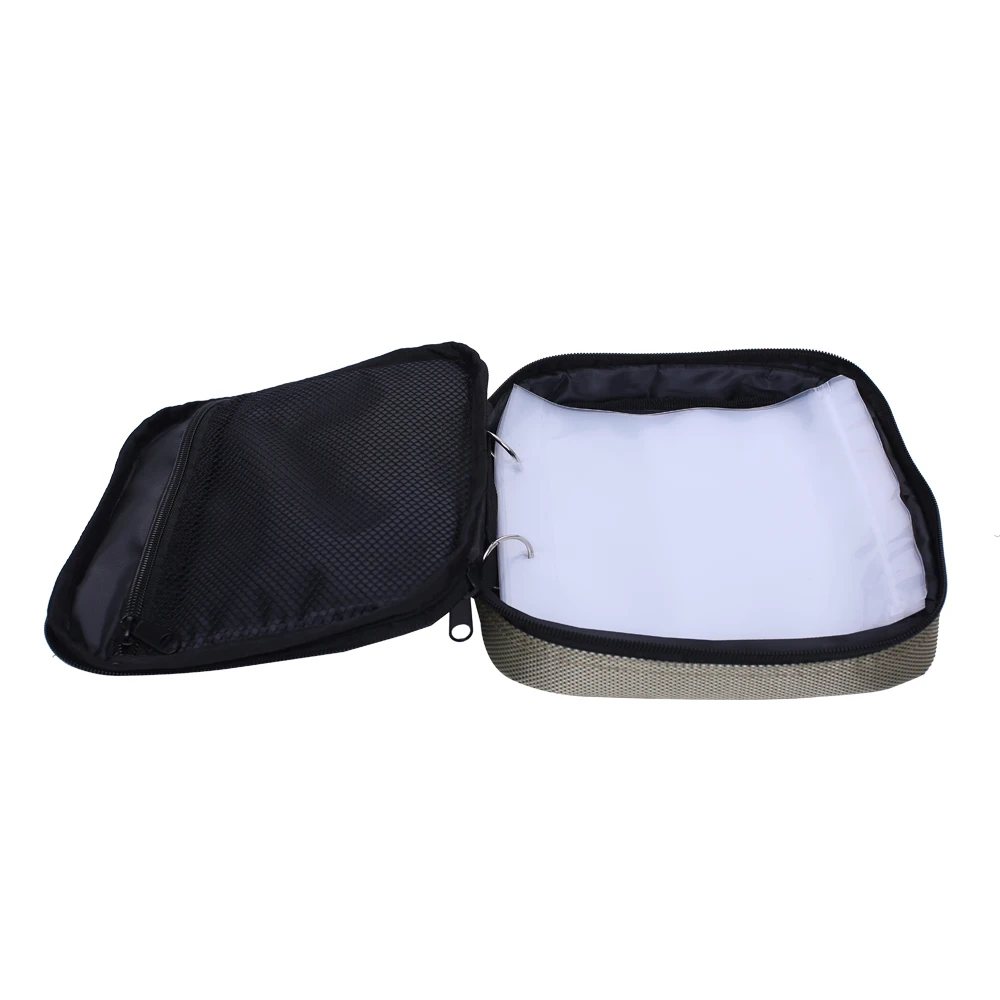 Una bolsa negra con cierre de cremallera. Dentro de la bolsa, parece haber un forro de tela o papel blanco. La bolsa está diseñada para guardar objetos pequeños de forma segura y parece que podría usarse para guardar cosas como cables, accesorios o artículos personales.