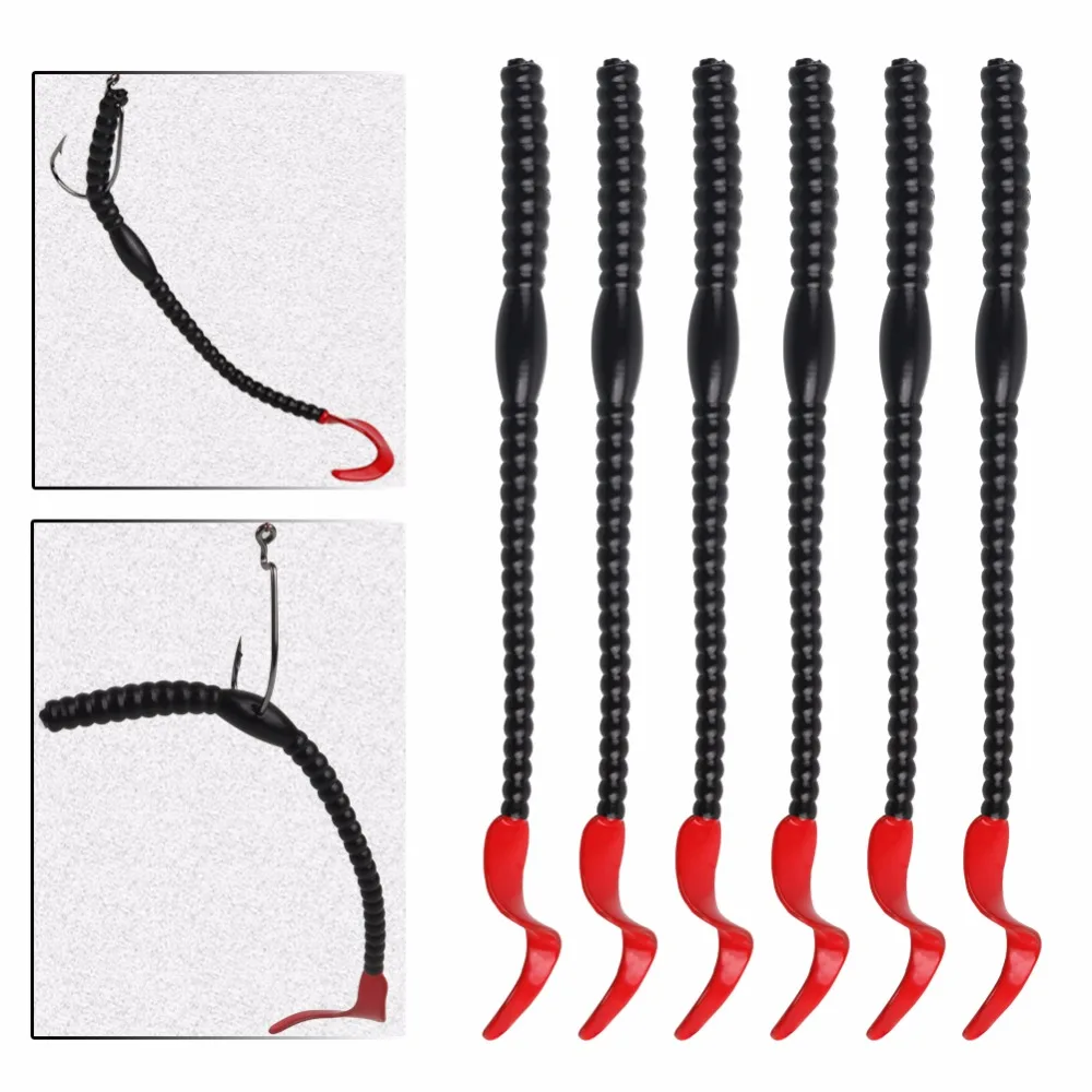 Un montón de ganchos de pesca con mangos rojos y negros