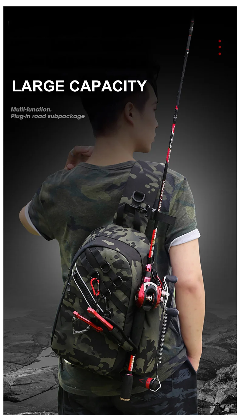 Un hombre que lleva una camisa de camuflaje y una mochila con una caña de pescar en la espalda