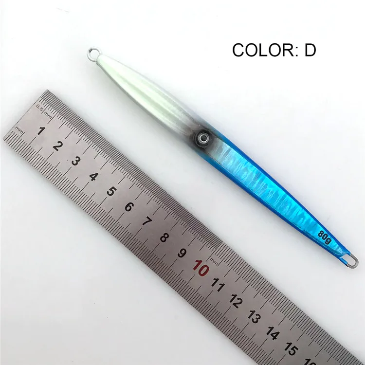 Una cinta métrica y unas tijeras. La cinta métrica se coloca horizontalmente y las tijeras se colocan al lado, con la hoja apuntando hacia la parte superior de la imagen. La cinta métrica tiene números que indican su longitud y las tijeras tienen un mango azul con una hoja metálica.
