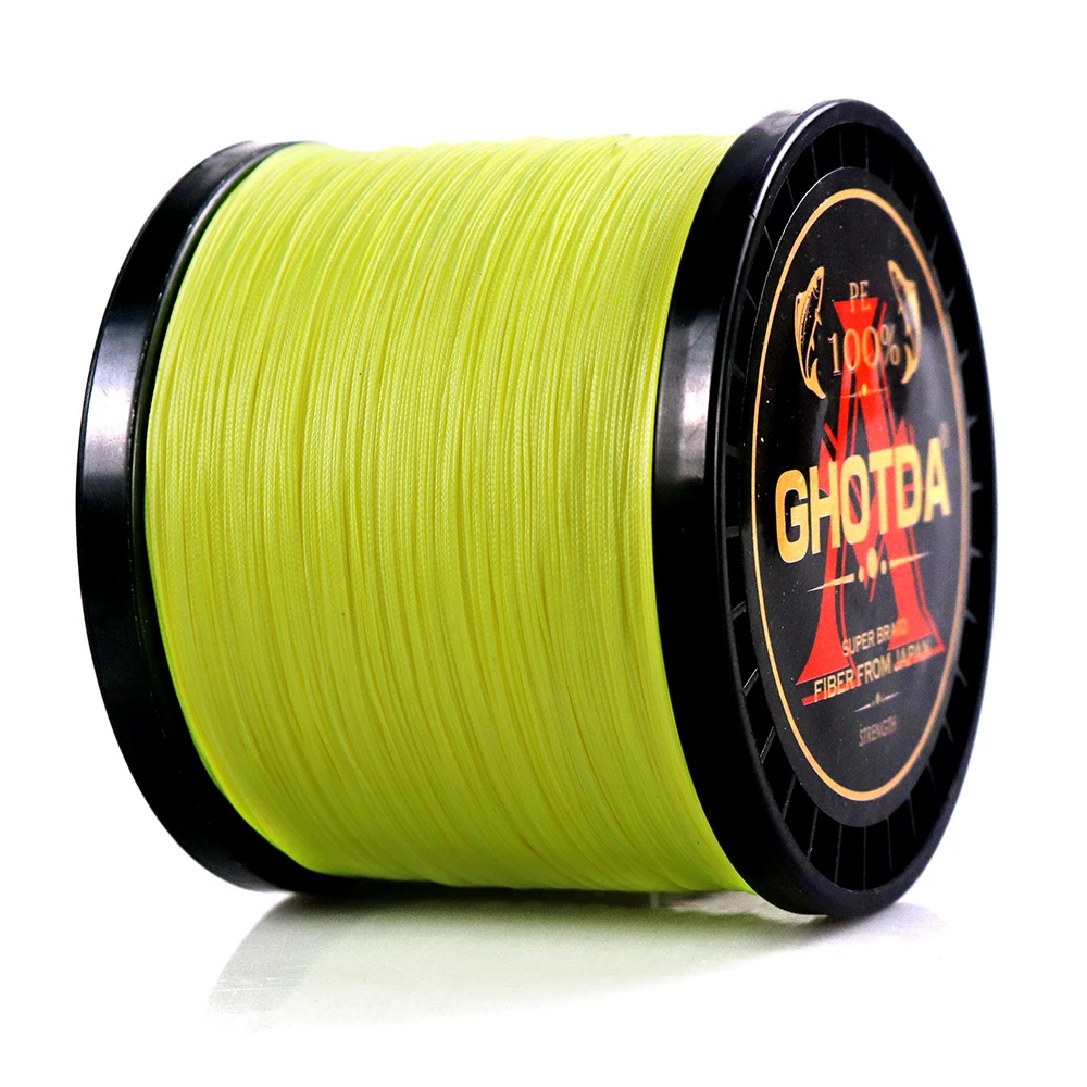 Un carrete de hilo de pescar. El carrete es negro con una etiqueta que dice GHOTDA SUPER BRAND FIBER FROM MANCHURIAN e incluye un logo rojo
