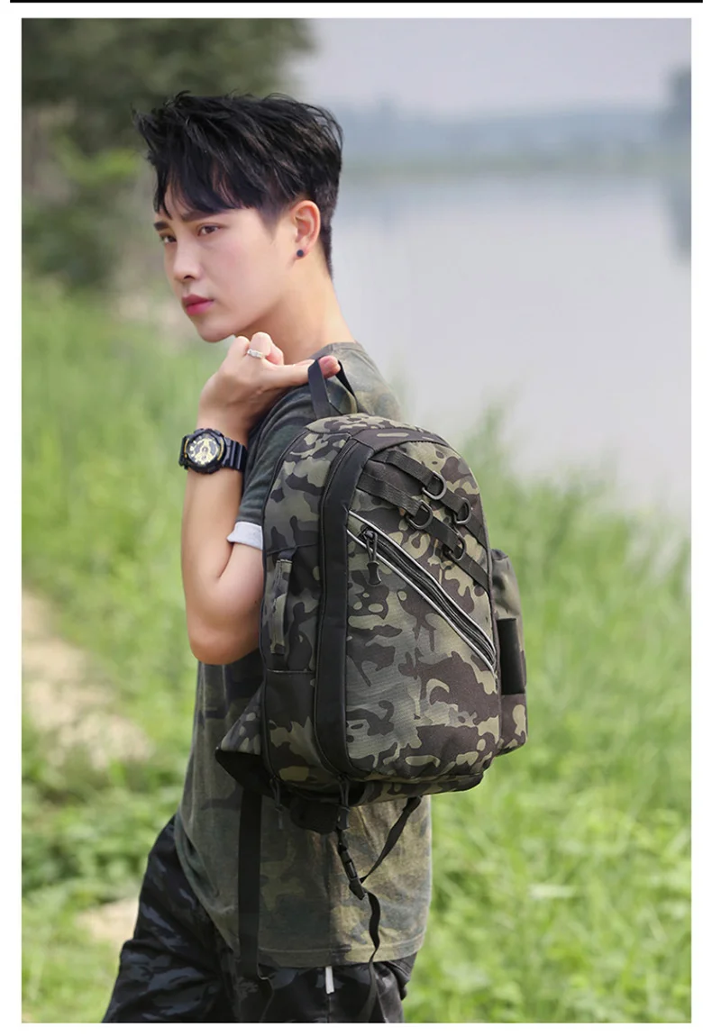 Un hombre que lleva una mochila de camuflaje y mira