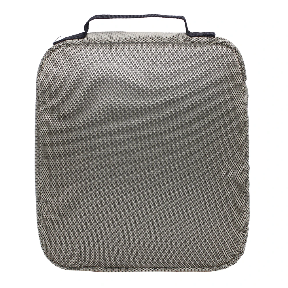 Una funda para portátil. Parece estar diseñado para proteger una computadora portátil contra rasguños e impactos menores mientras se transporta. La funda tiene una superficie texturizada, que puede servir para mayor agarre o evitar resbalones. También tiene un asa en la parte superior para transportar