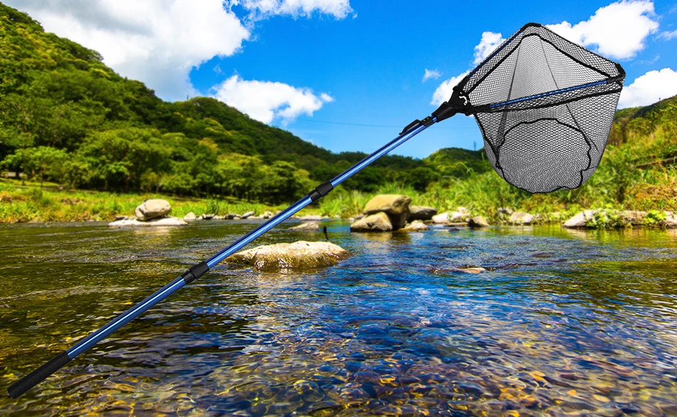 Un poste de pesca con una red unida está en el agua