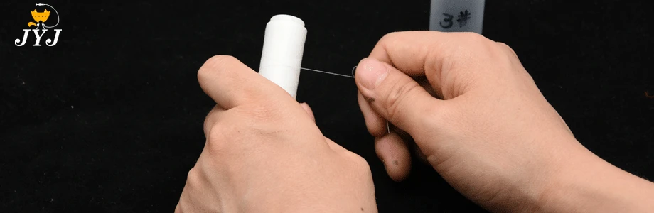 Línea de pesca mostrando su diseño de cebo elástico y accesorios para pesca en el mar