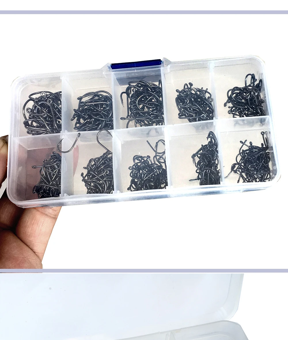 Un recipiente de plástico con compartimentos, cada uno lleno de lo que parece ser un tipo diferente de señuelo de pesca. Estos señuelos están diseñados para atraer peces y son utilizados por los pescadores cuando pescan. La variedad sugiere que están destinados a diferentes condiciones de pesca o para diferentes especies de peces.
