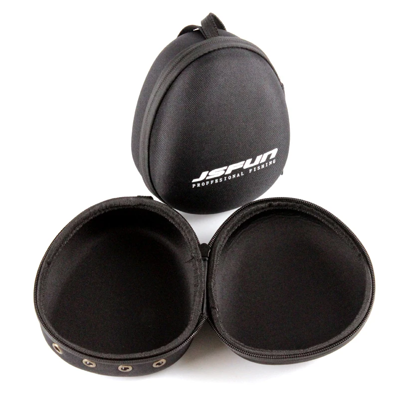 Un estuche negro con un interior