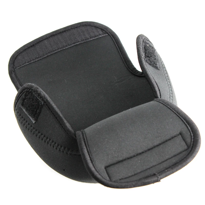 Un accesorio negro acolchado y de velcro diseñado para un archivo adjunto y protección seguros