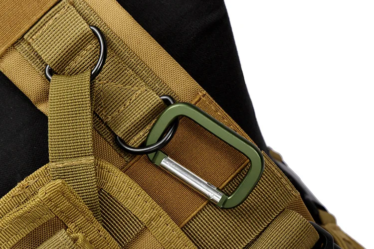 Una hebilla verde y plateada en una correa