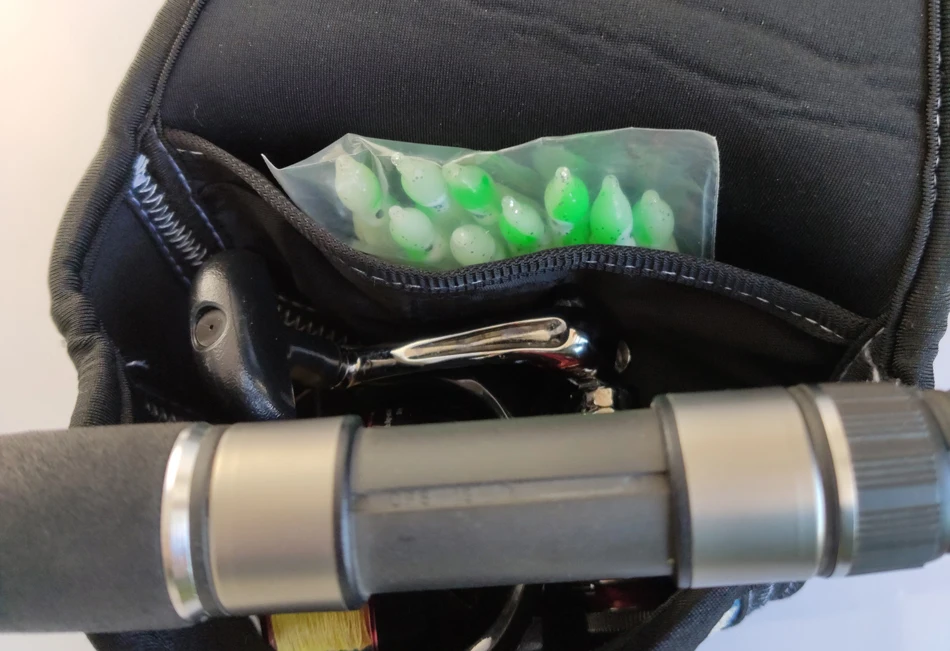 Una bolsa de aparejo de pesca compacta con equipo esencial durante un día en el agua