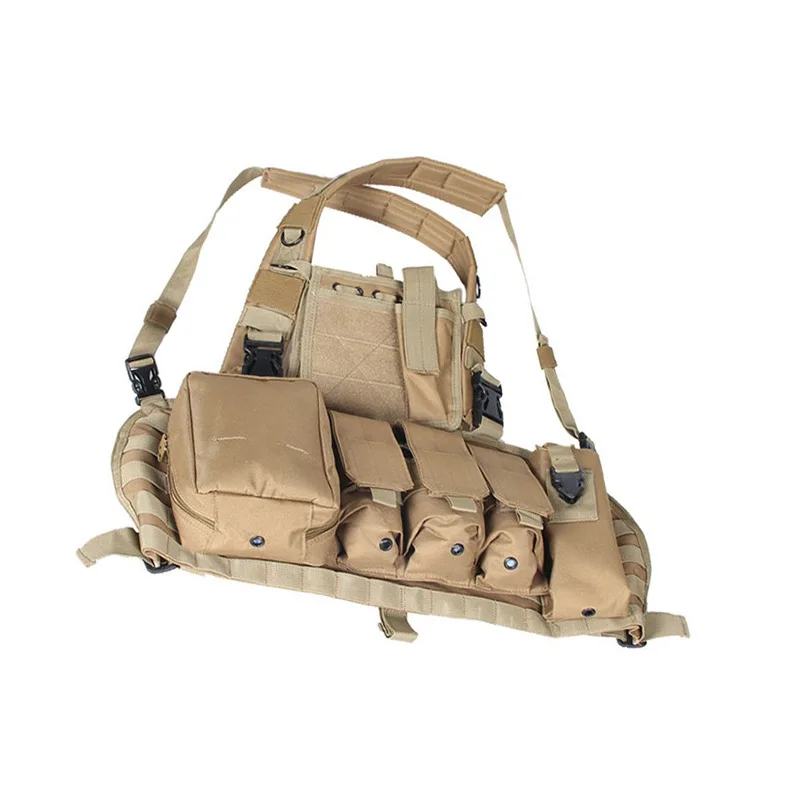 Una mochila bronceada con correa y bolsillos