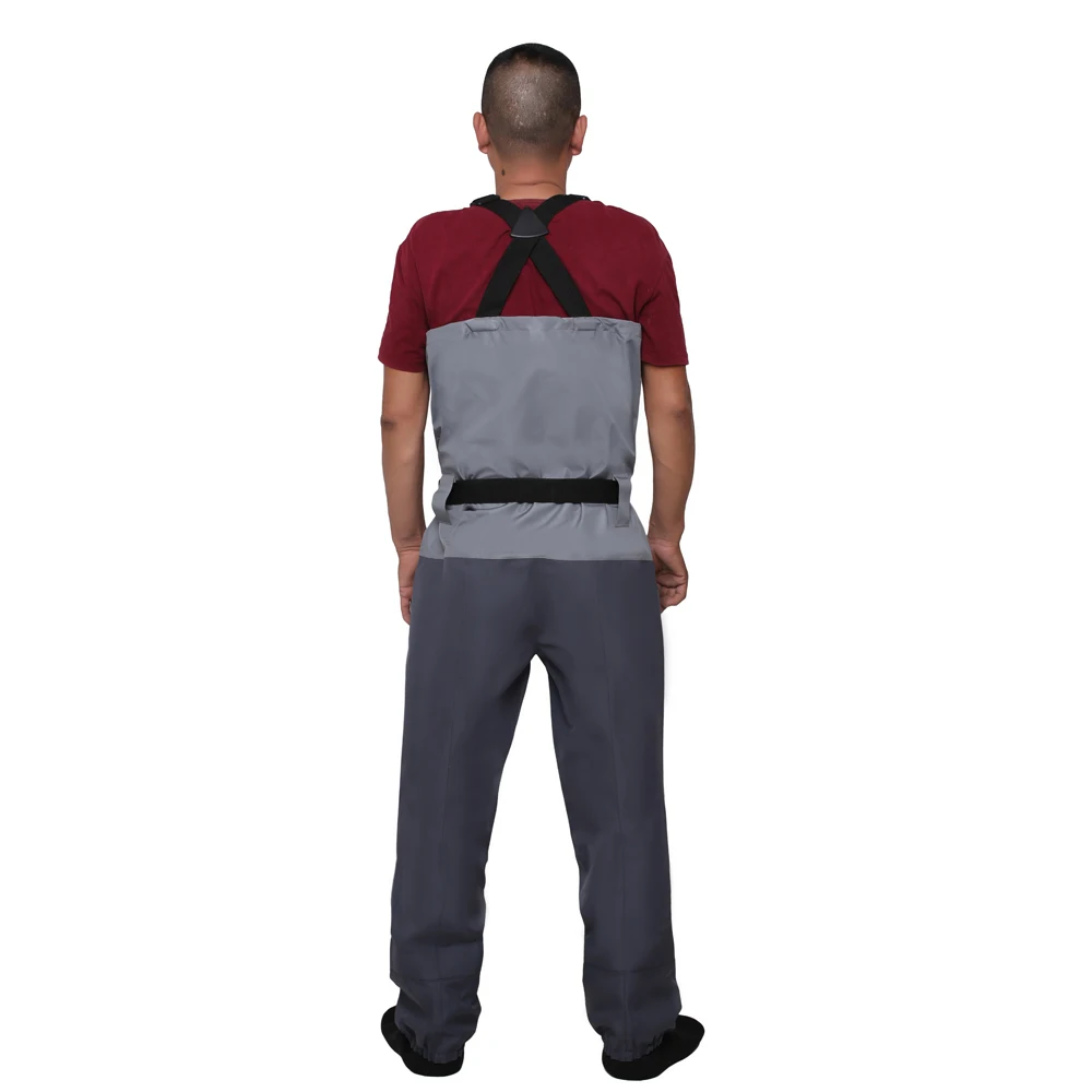 Una persona de espaldas, con una mochila gris y un top granate o burdeos. La persona también lleva pantalones oscuros.