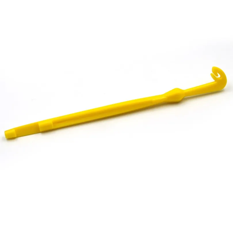 Esta herramienta amarilla está diseñada para una limpieza fácil y eficiente de espacios pequeños.