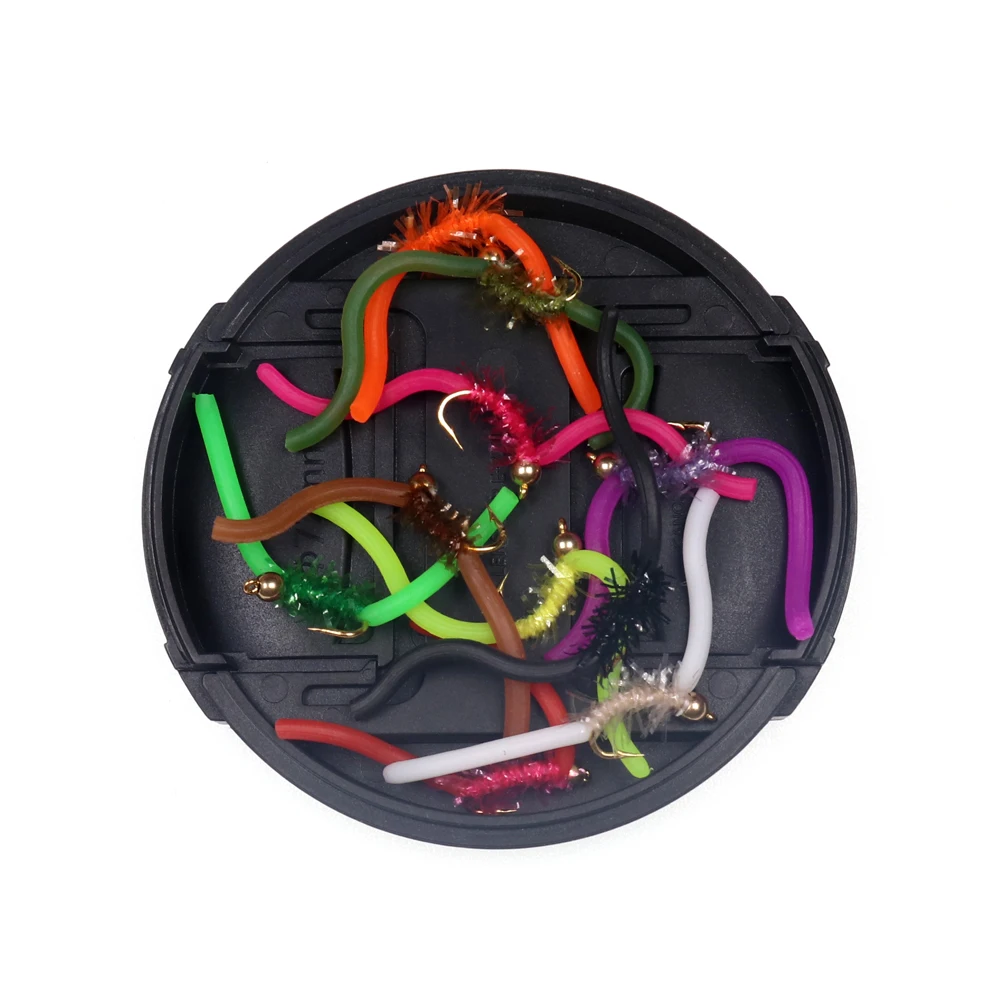 Coloridas moscas de pesca arregladas atractivas para una experiencia creativa