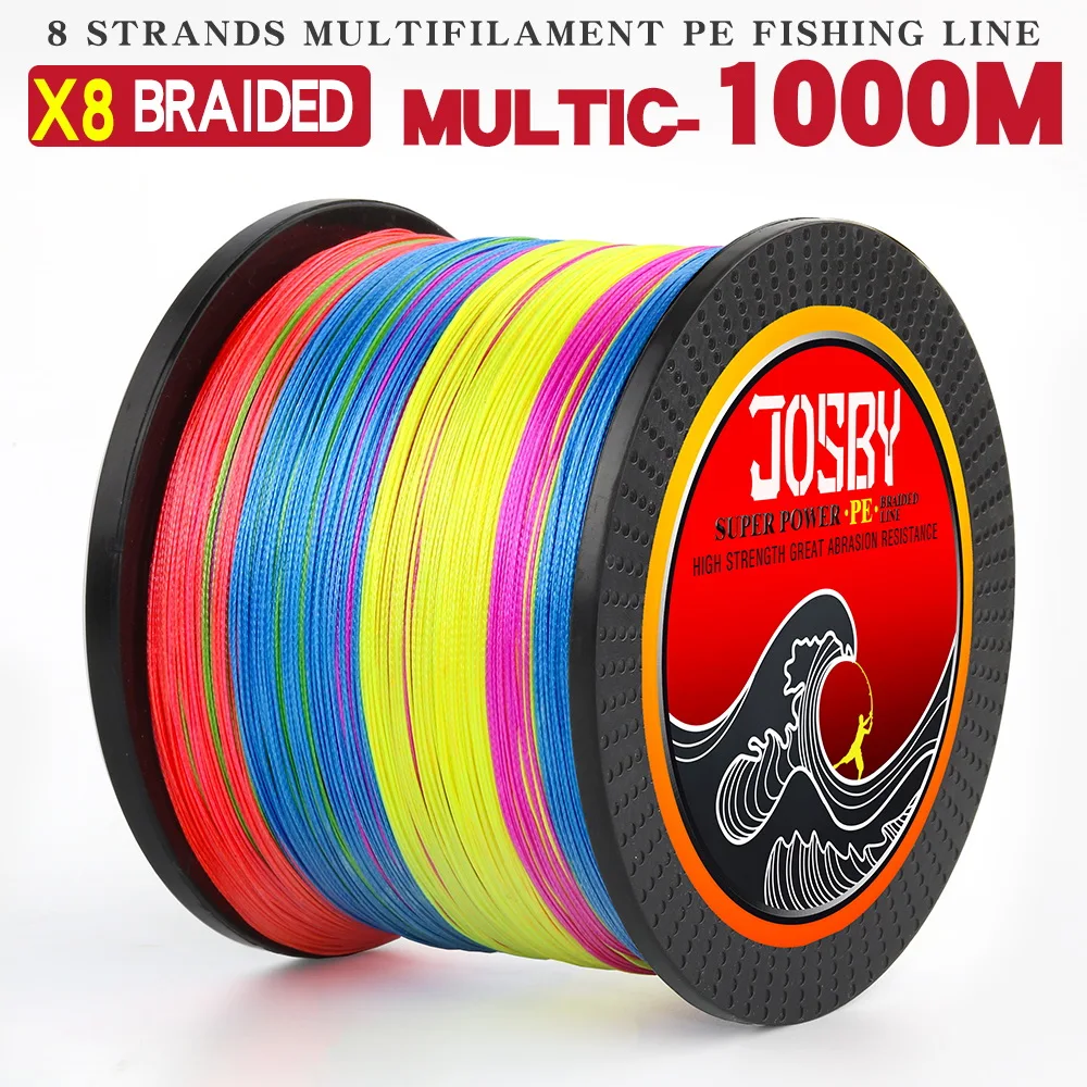 Un carrete de hilo de pescar. Está etiquetado como HILO DE PESCA DE PE MULTIFILAMENTO DE 8 HILOS X8 BRADED MULTIC-1000M y tiene la marca JOSBY.