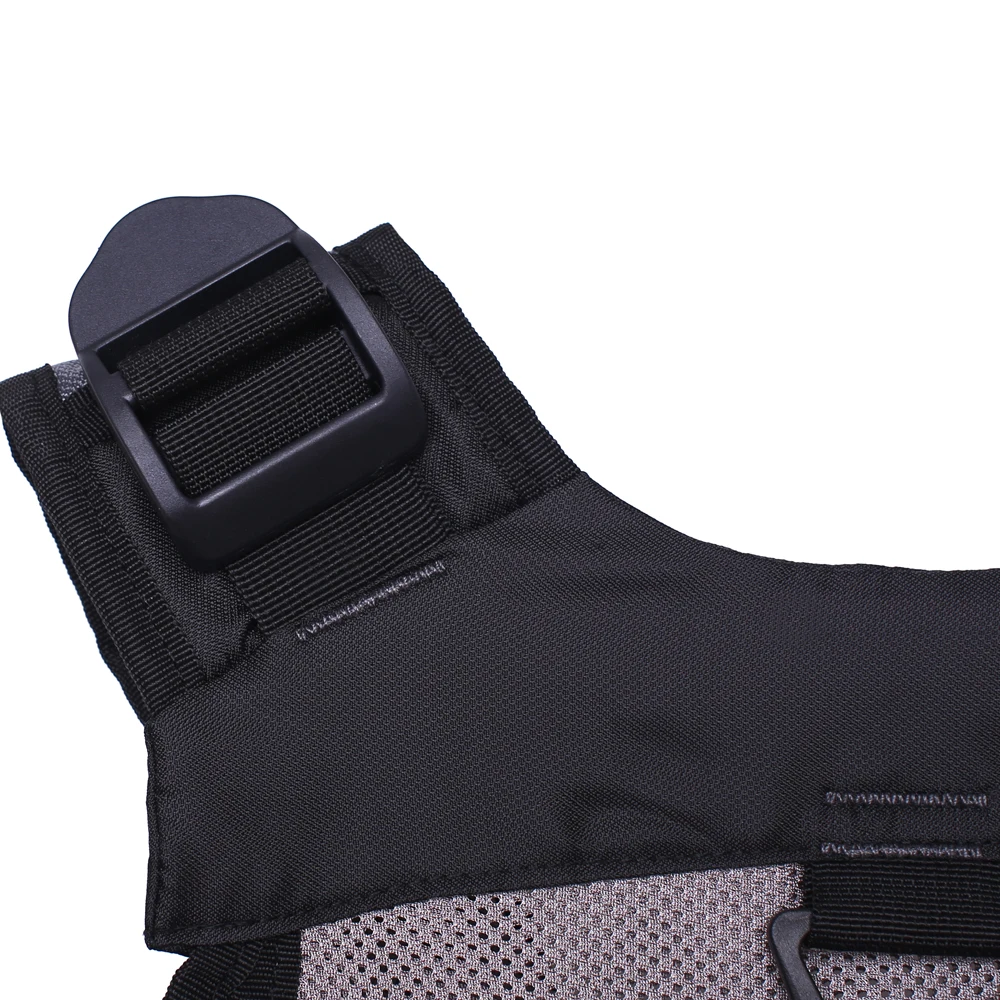 Una pieza de equipo táctico, específicamente una bolsa para cargadores. Está diseñado para contener un cargador de arma de fuego y parece estar hecho de un material duradero, posiblemente nailon o un tejido sintético similar. La bolsa tiene una solapa con cierre de velcro para asegurar el cargador en el interior.