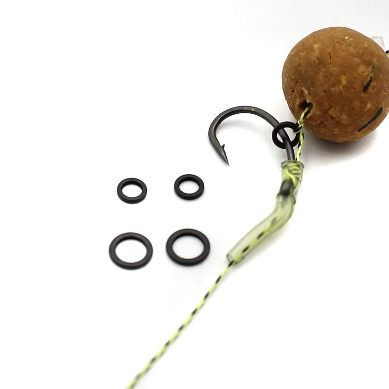 Anillo aparejo negro montado en línea mostrando su uso práctico en pesca