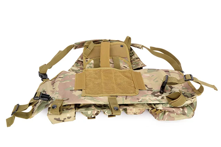 Una mochila de camuflaje con correas y un bolsillo