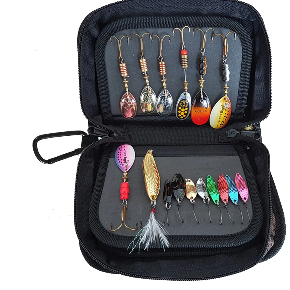Un estuche para señuelos de pesca con varios tipos de señuelos de pesca. Estos señuelos están diseñados para atraer peces y son utilizados por los pescadores para pescar. El estuche está abierto y revela una selección de señuelos que incluyen cucharas, hilanderos y posiblemente algunos plásticos blandos o plantillas.