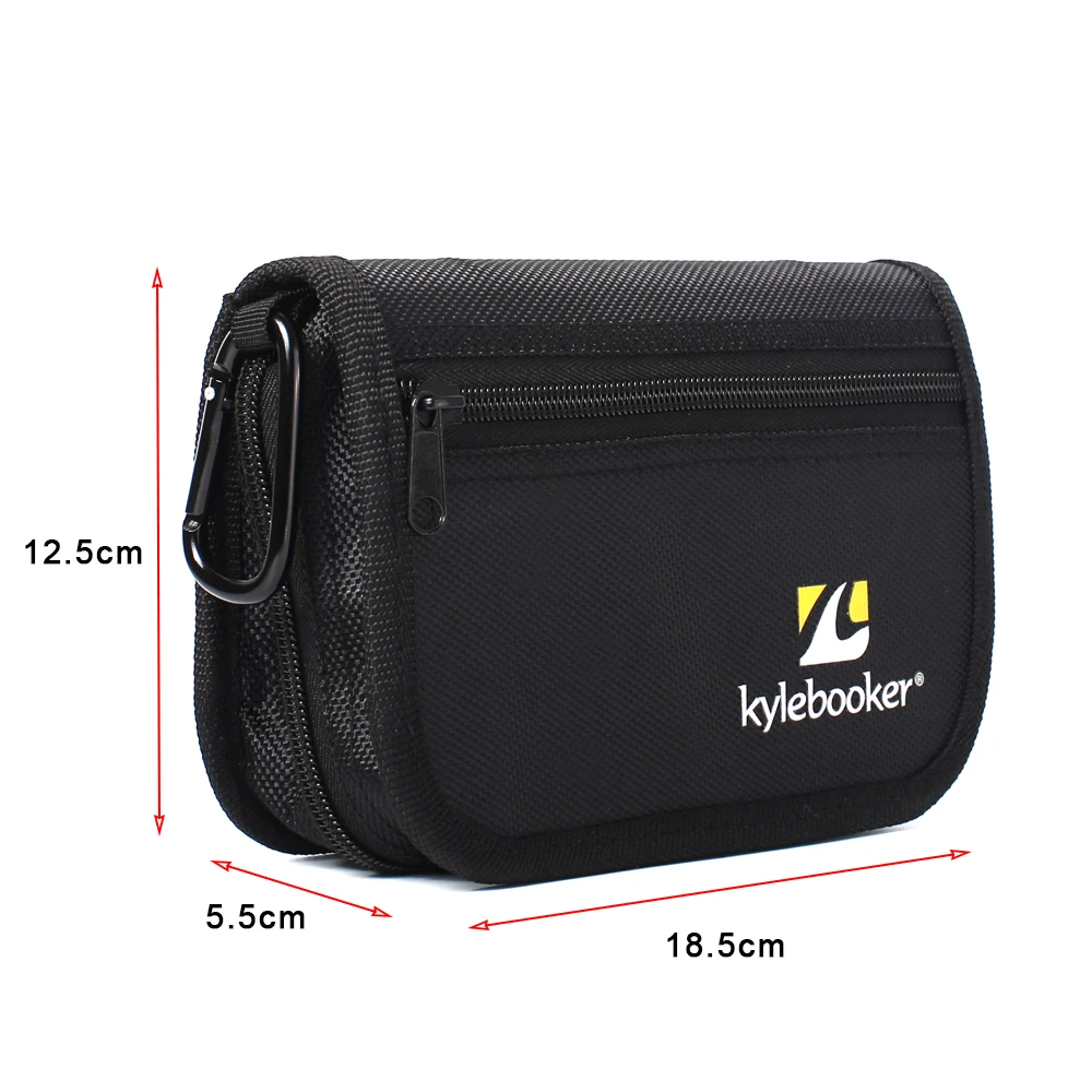 Una bolsa negra con cierre de cremallera. Tiene un logo en el frente que dice kylebooker. La bolsa parece estar diseñada para transportar artículos pequeños, como dispositivos electrónicos o pertenencias personales. Las dimensiones están indicadas en la imagen: 12
