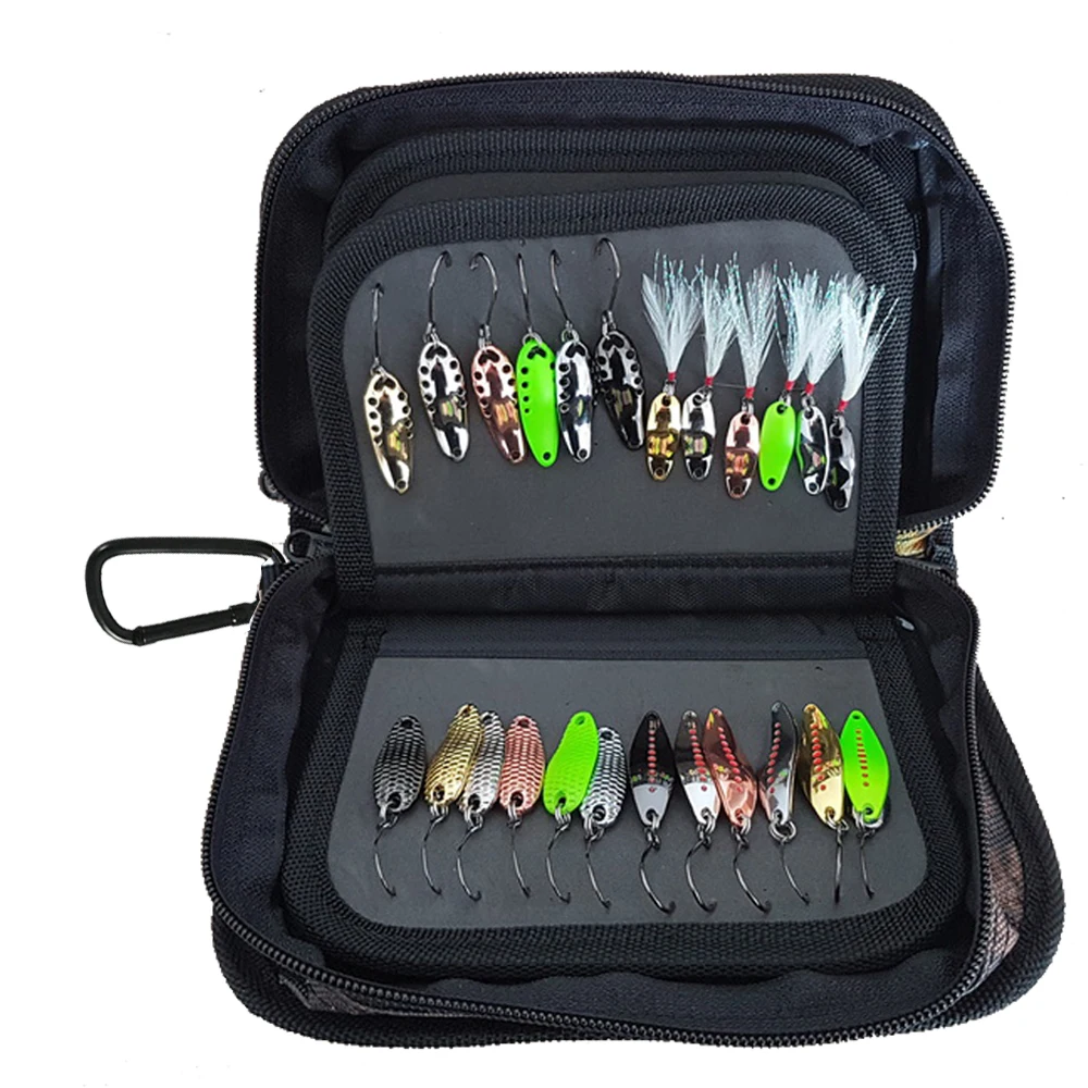 Un estuche organizador de señuelos de pesca. Contiene varios tipos de señuelos de pesca, que son cebos artificiales que se utilizan para atraer peces. Los señuelos están dispuestos en compartimentos, cada uno diseñado para contener un tipo o tamaño específico de señuelo.
