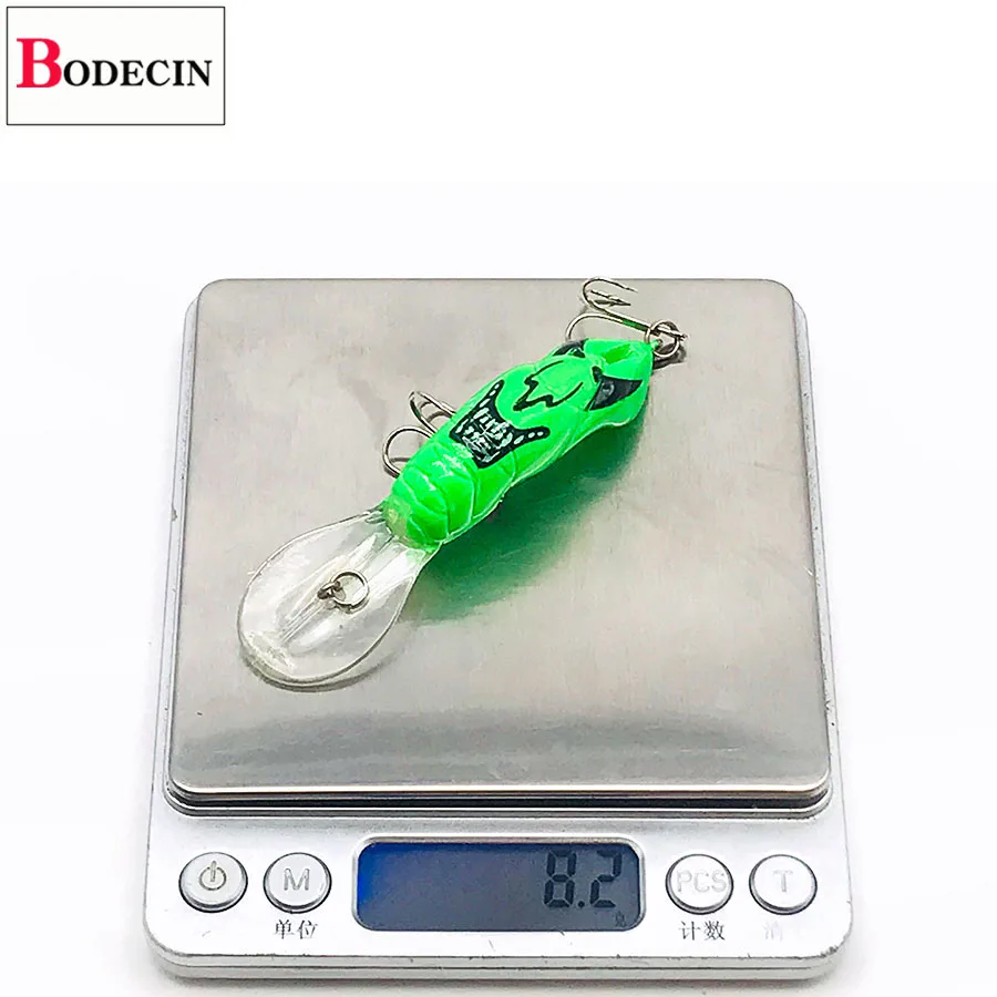 Un señuelo verde y negro está en una escala