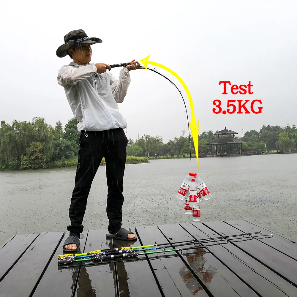Una persona parada en un muelle de madera, sosteniendo una caña de pescar con una línea amarilla unida a un grupo de botellas. Las botellas flotan en el agua, lo que sugiere que la persona está probando la fuerza de la caña de pescar o la capacidad del sedal sacando las botellas del agua.