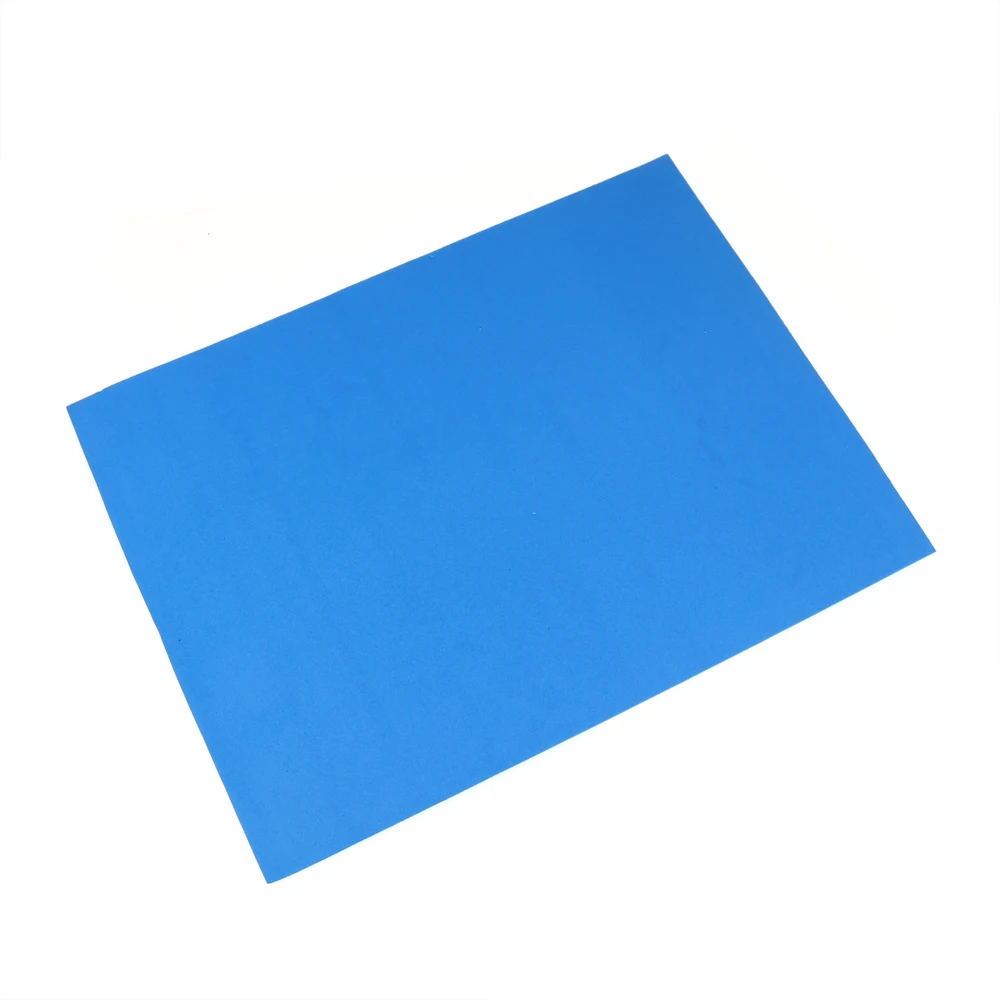 Una vibrante hoja de papel azul