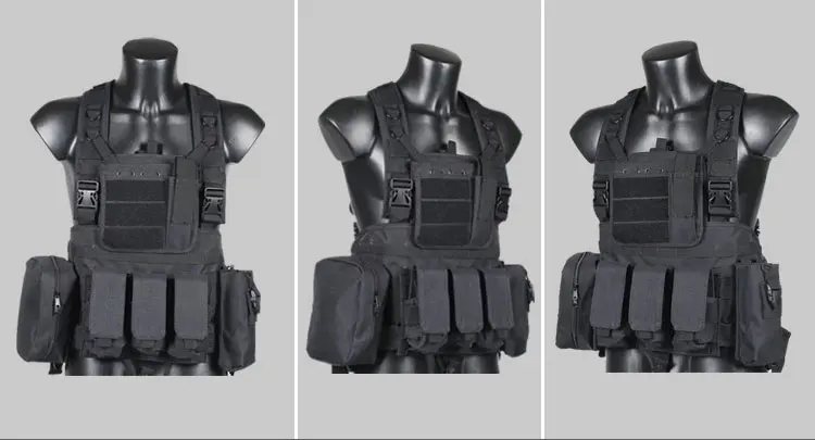 Tres uniformes militares negros con un maniquí que los usa