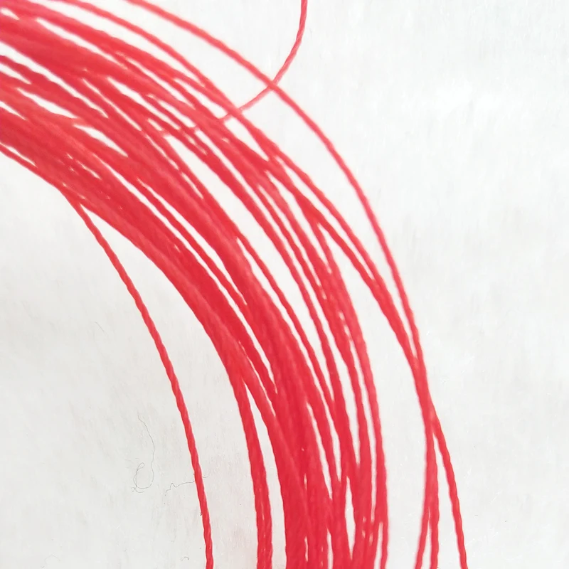 Descubre líneas rojas vibrantes sobre un fondo blanco