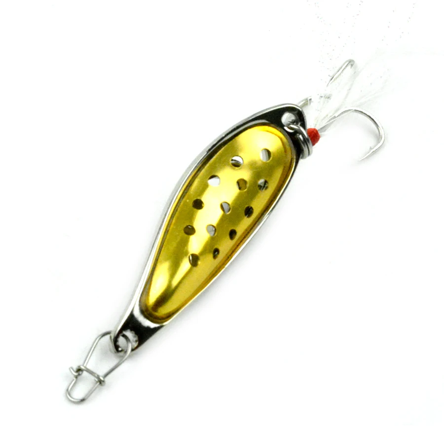 Un señuelo, que es un tipo de cebo de pesca diseñado para atraer peces. Este particular señuelo es una cuchara, que se caracteriza por su forma cóncava y la serie de agujeros a lo largo de su cuerpo. La cuchara es de color dorado, que se utiliza a menudo para imitar la apariencia de peces u otras presas.