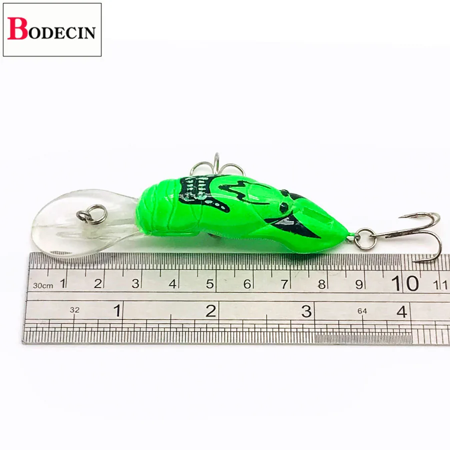 Se está midiendo un señuelo verde con una regla