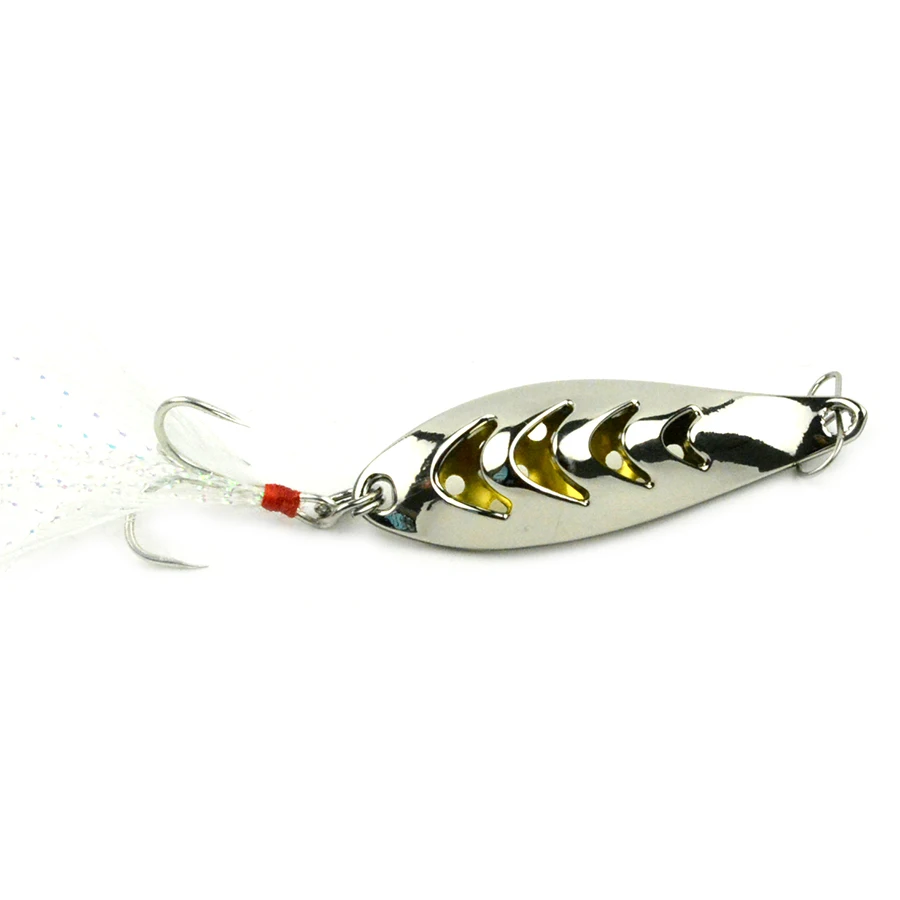 Un señuelo, que es un tipo de equipo de pesca diseñado para atraer peces. Este señuelo en particular tiene un cuerpo plateado con un anzuelo rojo y una serie de anzuelos o púas amarillas que sobresalen del cuerpo.