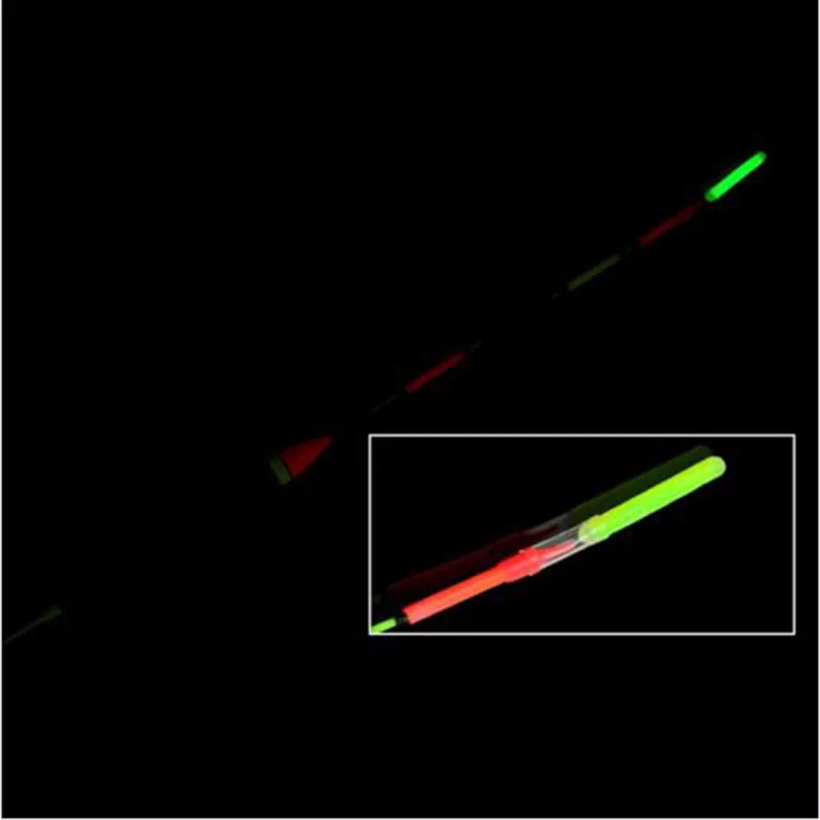 Un fondo oscuro con algunos objetos que parecen palos o luces brillantes. Hay dos objetos principales que son más destacados: uno es verde y el otro es rojo. Podrían ser barras luminosas o luces LED que emiten luz en la oscuridad.