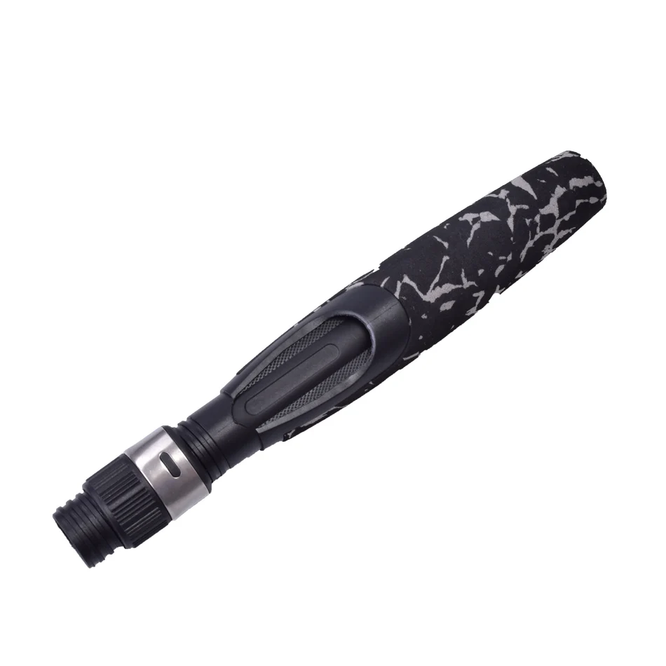 Esta caña de pescar presenta un diseño ergonómico duradero para un rendimiento mejorado