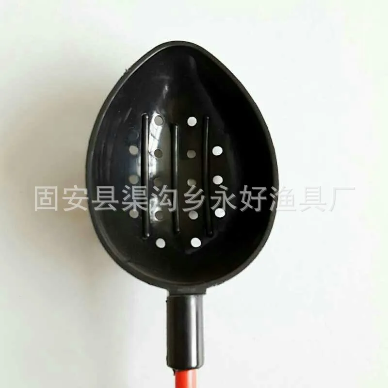 una cucharada de plástico negro con múltiples agujeros para una recolección eficiente de líquidos o objetos pequeños