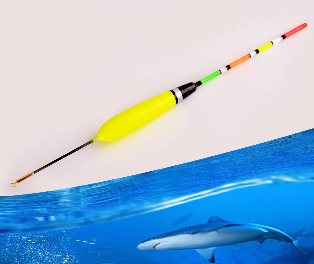 Un vibrante pesca flotan con un diseño colorido flota sin esfuerzo en el agua