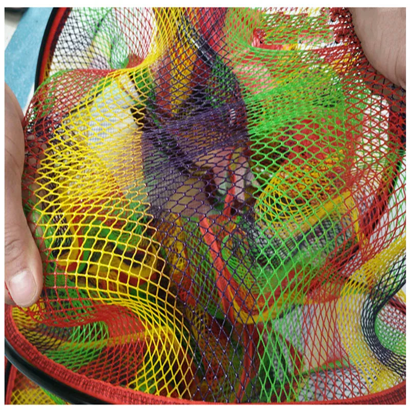 La bolsa de malla colorida contiene juguetes vibrantes