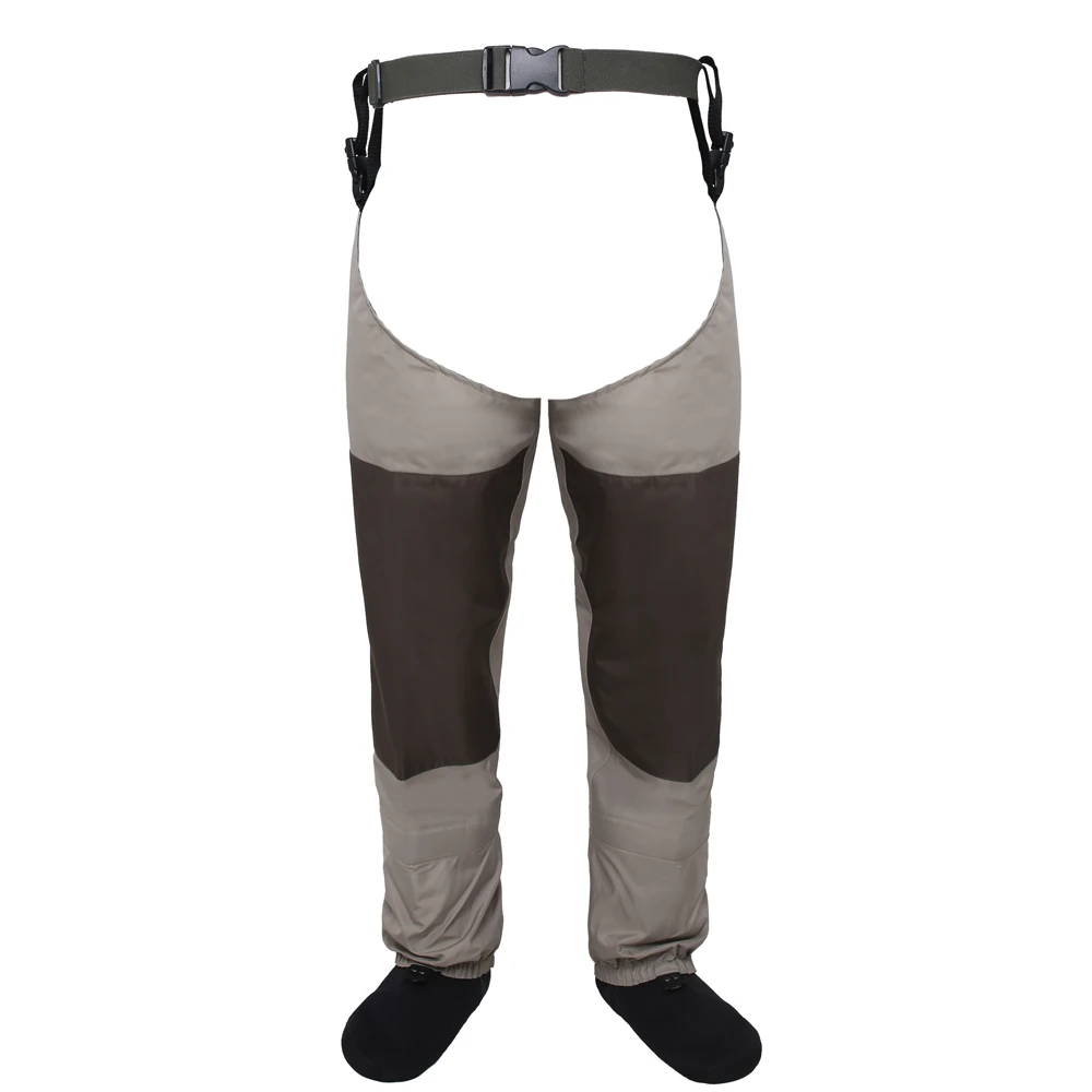 Un pantalón con un diseño único. Los pantalones tienen un patrón de camuflaje en la mitad inferior, típico de uso táctico o al aire libre, diseñado para mezclarse con el entorno natural.