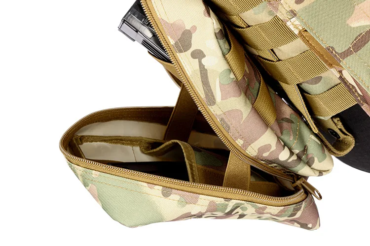 Una mochila de camuflaje con un bolsillo con cremallera