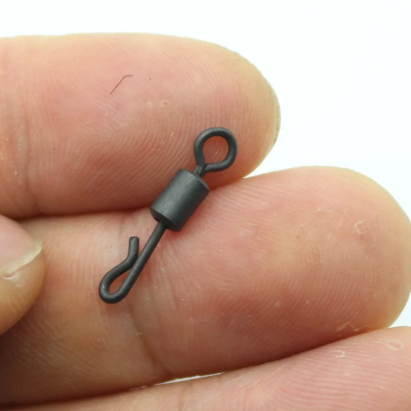 Una persona sostiene una pequeña pieza de metal en la mano.